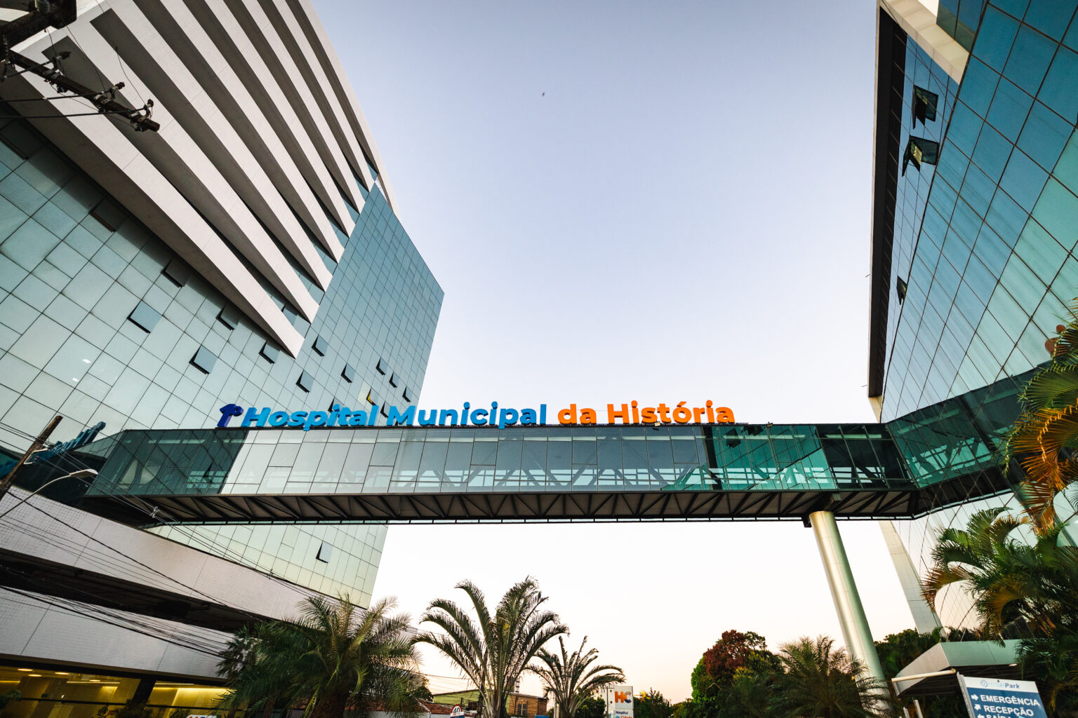 Fachada do Hospital Municipal com passarela